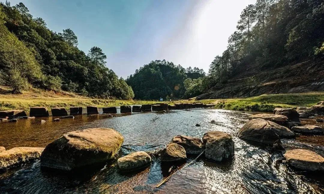 昆明策劃公司：昆明出發(fā)2小時，有個自然賞賜的露營圣地，溪瀑潭泉美不勝收